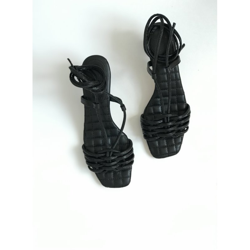 Eyel Siyah Topuklu Ayakkabı